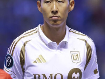 손흥민에 박수치는 적 관중 경기장 뜨거워져