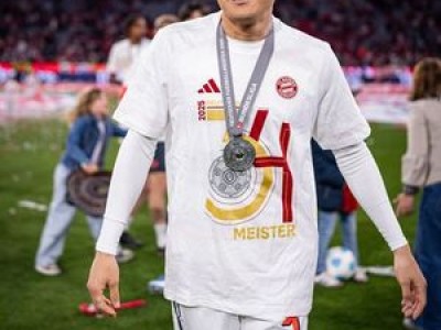 김민재 바이에른 뮌헨 우승 트로피 들어 올리며 한국 축구 역사 쓰다